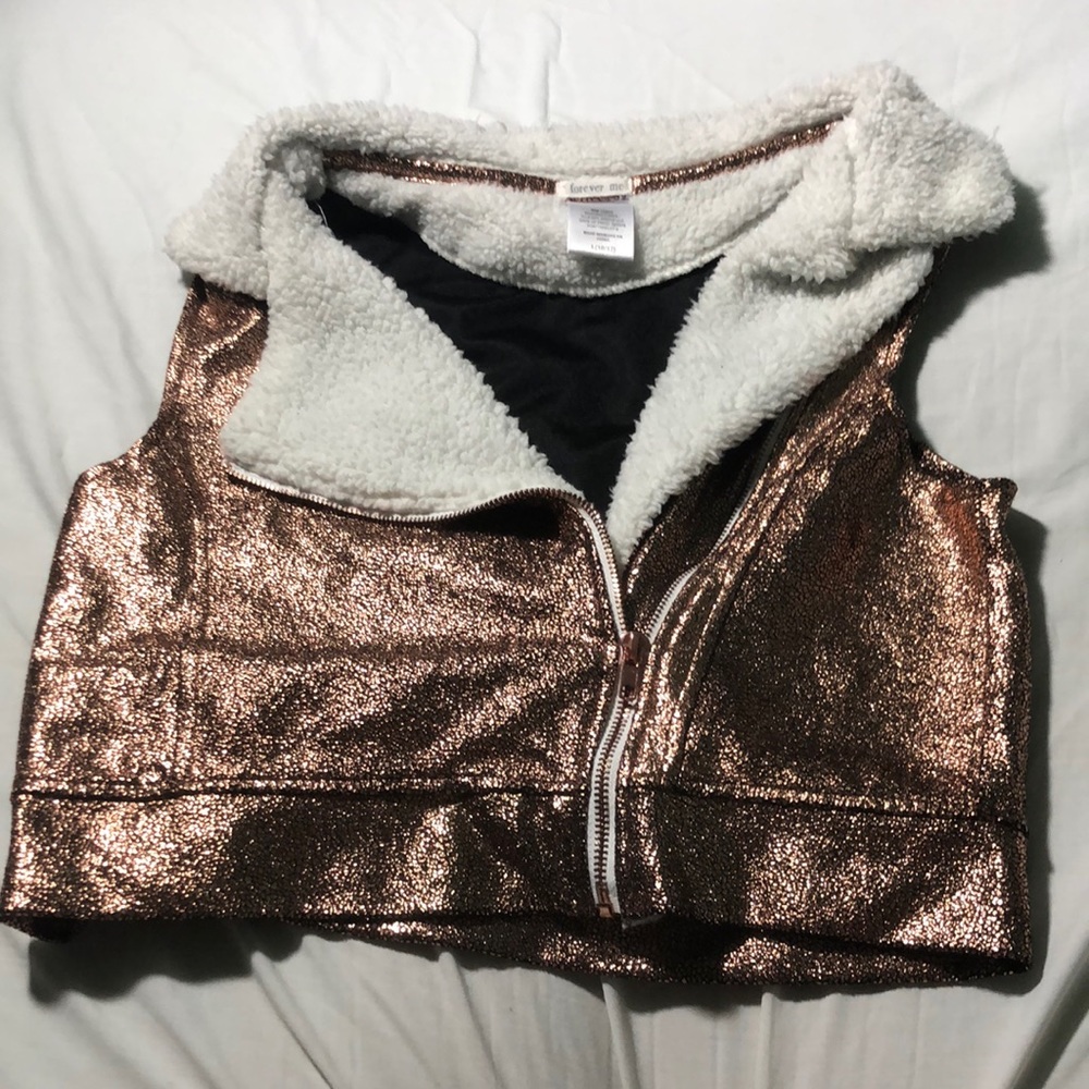 Gold vest with a white collar size L 10/12